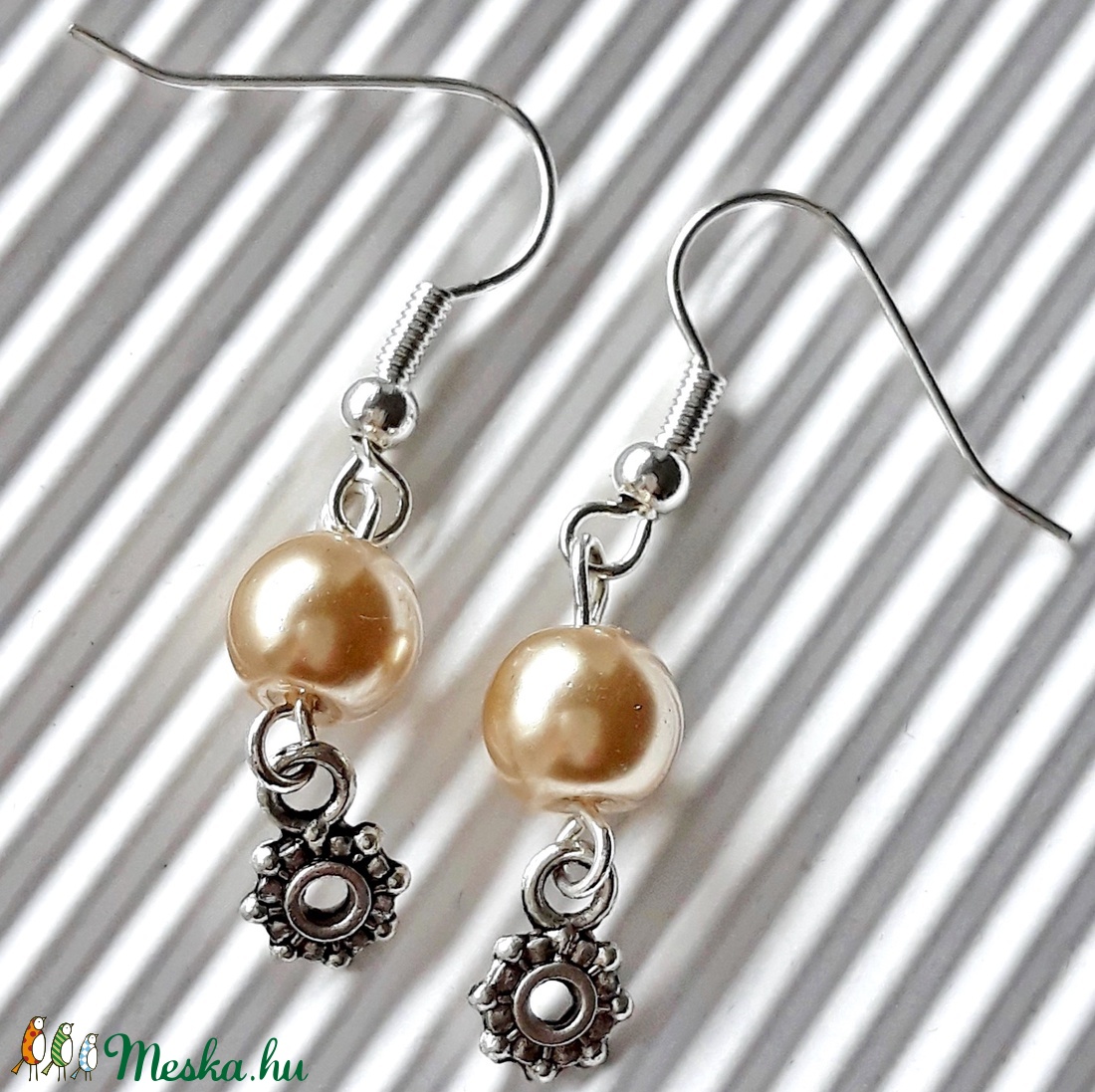 Aphrodité lógós fülbevaló, üveggyöngy, gyöngyékszer - ékszer - fülbevaló - lógó fülbevaló - Meska.hu