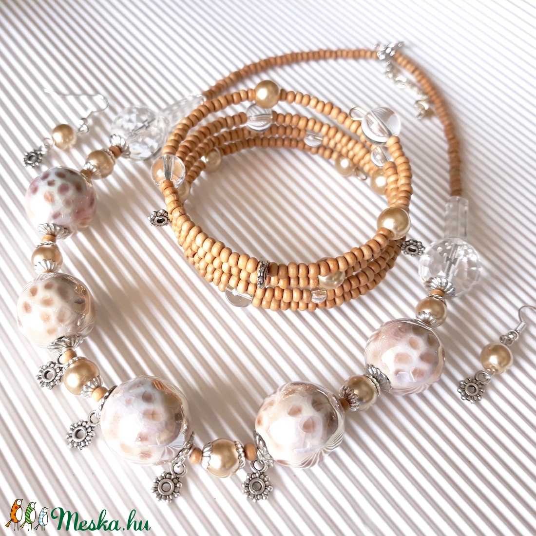 Aphrodité lógós fülbevaló, üveggyöngy, gyöngyékszer - ékszer - fülbevaló - lógó fülbevaló - Meska.hu