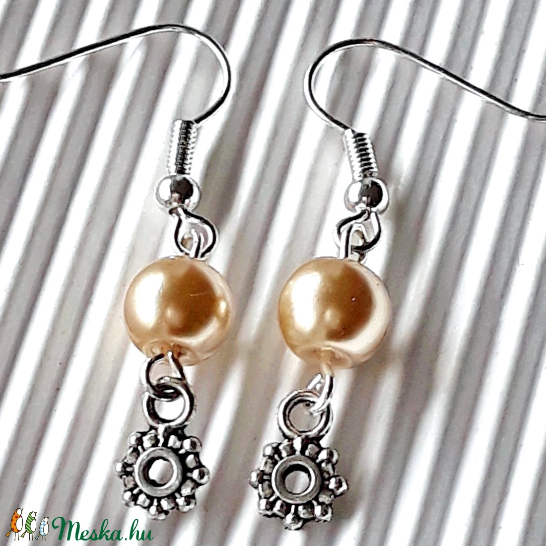 Aphrodité lógós fülbevaló, üveggyöngy, gyöngyékszer - ékszer - fülbevaló - lógó fülbevaló - Meska.hu