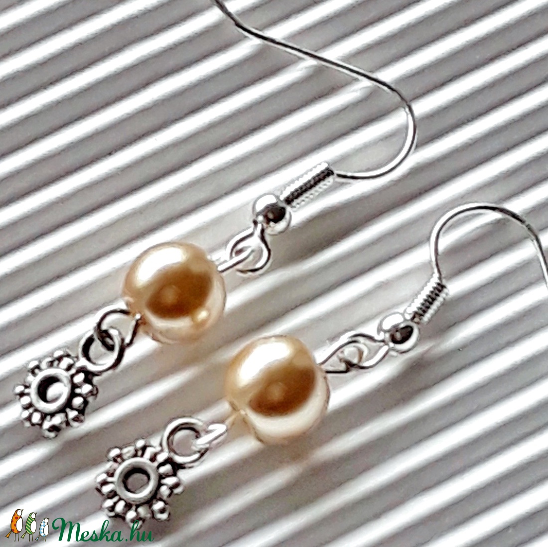 Aphrodité lógós fülbevaló, üveggyöngy, gyöngyékszer - ékszer - fülbevaló - lógó fülbevaló - Meska.hu