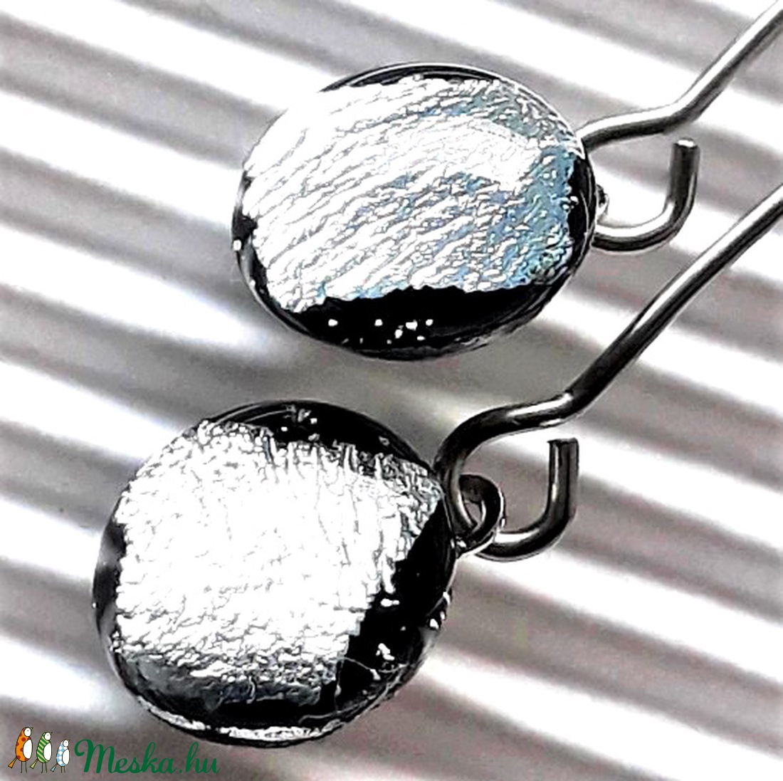Orvosi fém design akasztón Ragyogó ezüst szikrázás dichroic üveg fülbevaló, trendi, üvegékszer - ékszer - fülbevaló - lógó fülbevaló - Meska.hu