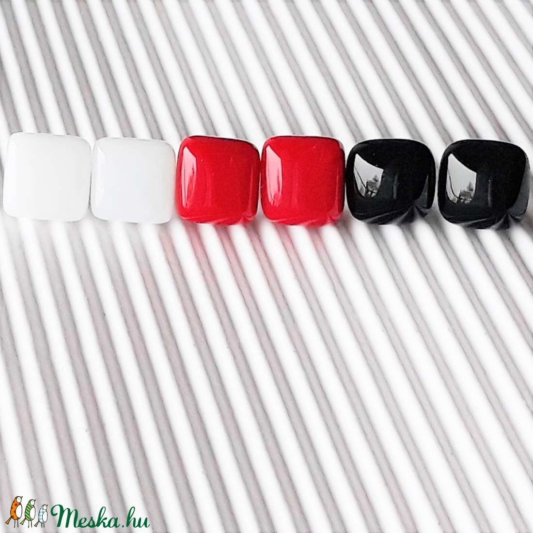 Klasszikus fekete-fehér-piros üveg kocka fülbevaló csomag orvosi fém alapon , minimal, trendi, üvegékszer szett - ékszer - fülbevaló - pötty fülbevaló - Meska.hu