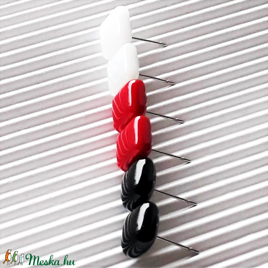 Klasszikus fekete-fehér-piros üveg kocka fülbevaló csomag orvosi fém alapon , minimal, trendi, üvegékszer szett - ékszer - fülbevaló - pötty fülbevaló - Meska.hu