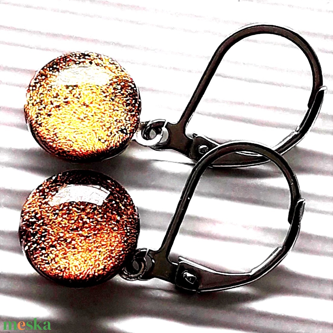 Narancs-arany ragyogás bedugós dichroic üveg fülbevaló orvosi fém alapon , üvegékszer - ékszer - fülbevaló - pötty fülbevaló - Meska.hu