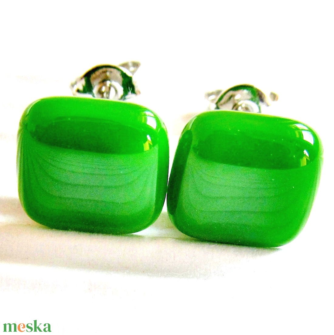 Fűzöld kocka üveg fülbevaló orvosi fém alapon, üvegékszer - ékszer - fülbevaló - pötty fülbevaló - Meska.hu
