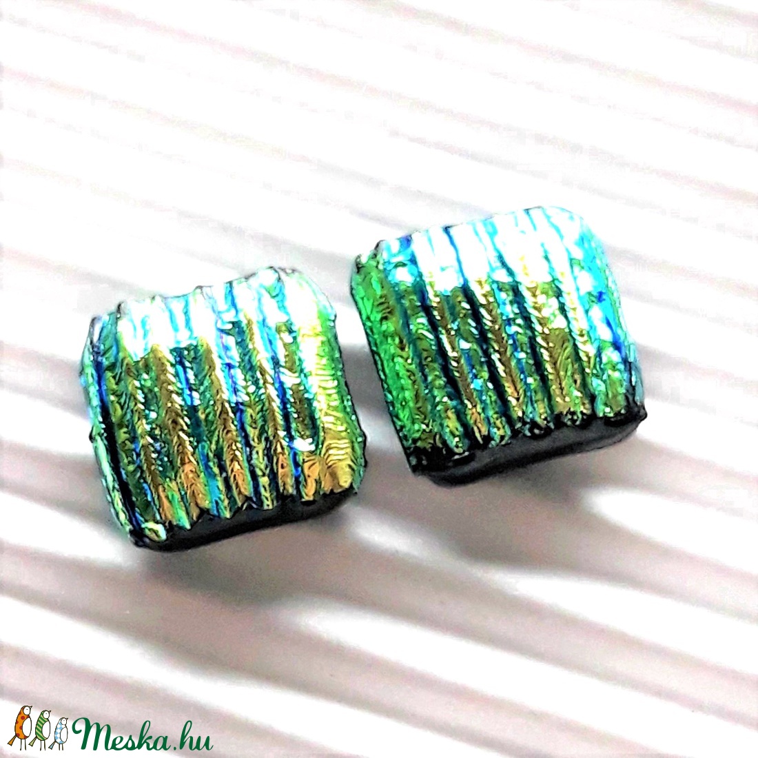 Szentjánosbogárka arany-türkiz szárnnyal dichroic üveg fülbevaló orvosi fém alapon , üvegékszer - ékszer - fülbevaló - pötty fülbevaló - Meska.hu Szentjánosbogárka arany-türkiz szárnnyal dichroic üveg fülbevaló orvosi fém alapon , üvegékszer - ékszer - fülbevaló - pötty fülbevaló - Meska.hu