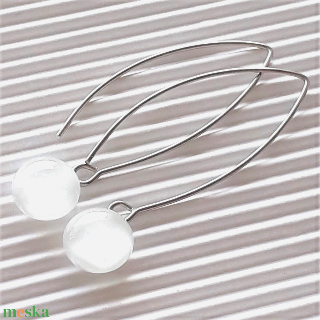 Selymes fehér pötty üveg fülbevaló design, hosszű, orvosi fém akasztón, üvegékszer - ékszer - fülbevaló - lógós kerek fülbevaló - Meska.hu
