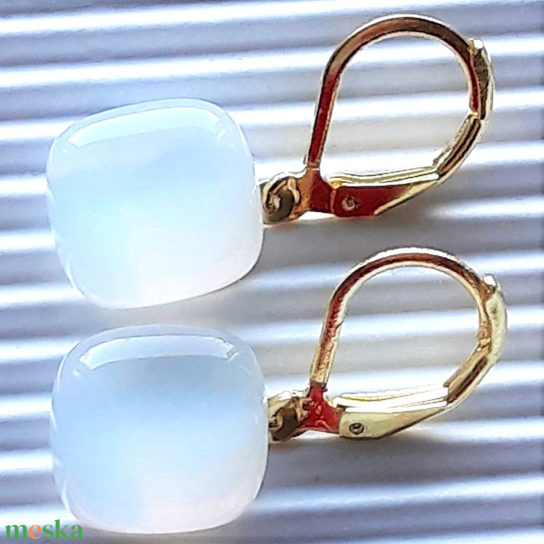 Holdkő fehér kocka üveg fülbevaló arany színű NEMESACÉL franciakapcsos akasztón, üvegékszer - ékszer - fülbevaló - lógó fülbevaló - Meska.hu