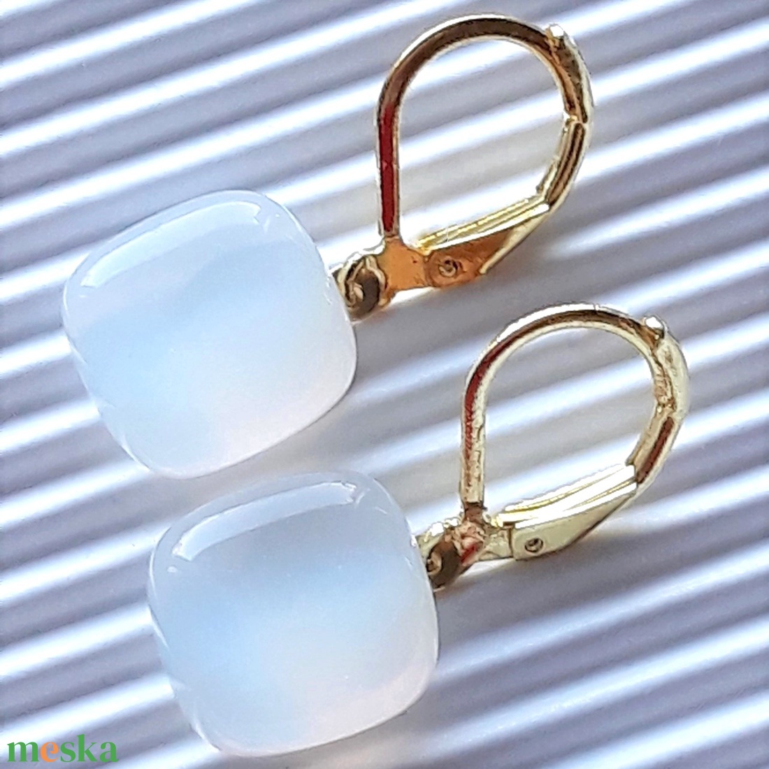 Holdkő fehér kocka üveg fülbevaló arany színű NEMESACÉL franciakapcsos akasztón, üvegékszer - ékszer - fülbevaló - lógó fülbevaló - Meska.hu