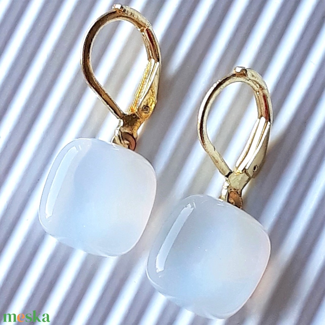 Holdkő fehér kocka üveg fülbevaló arany színű NEMESACÉL franciakapcsos akasztón, üvegékszer - ékszer - fülbevaló - lógó fülbevaló - Meska.hu
