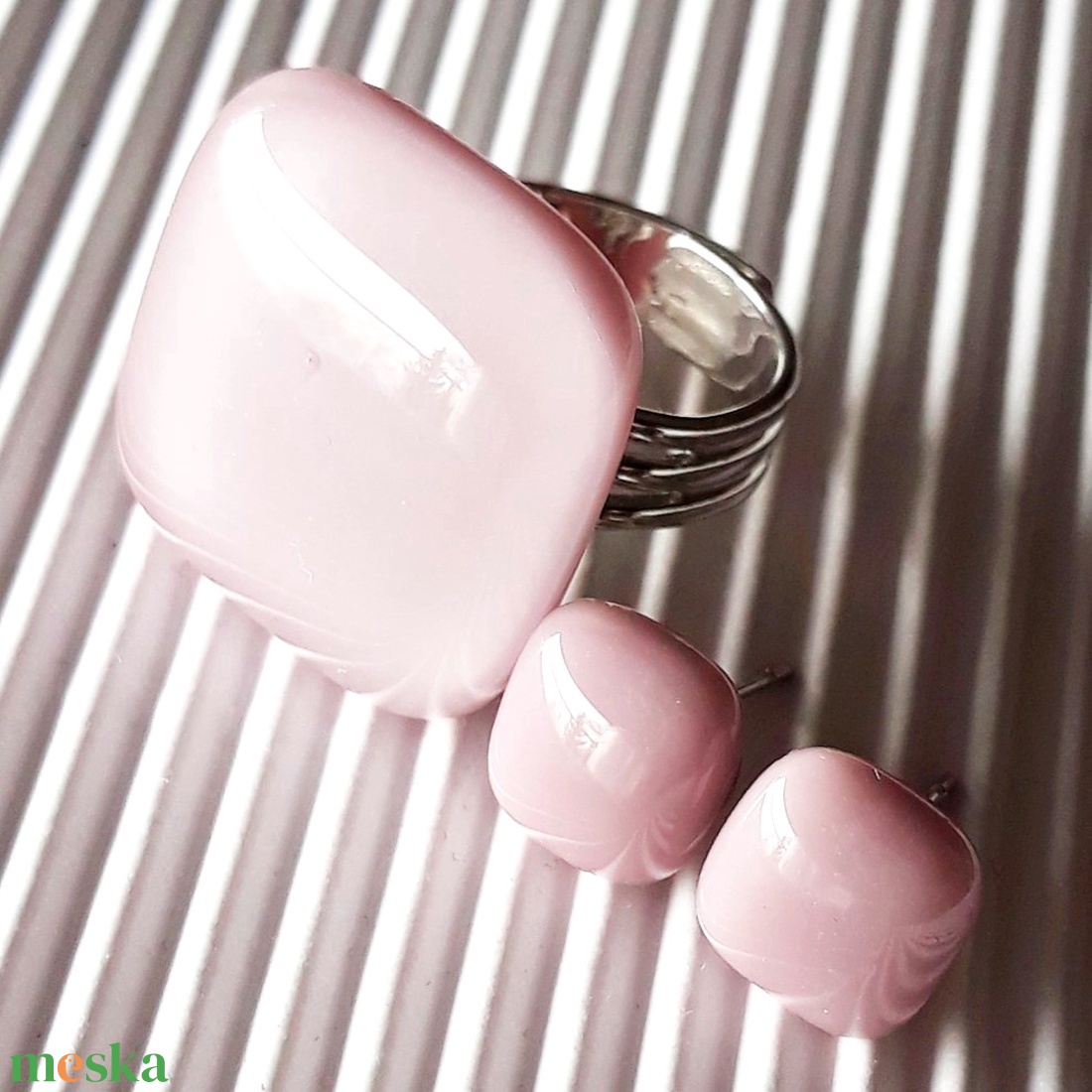 Sápadt rózsaszín üveg gyűrű, üvegékszer - ékszer - gyűrű - statement gyűrű - Meska.hu