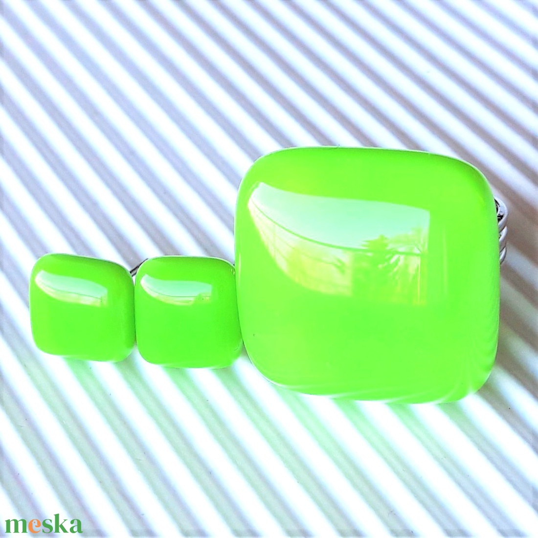 NEMESACÉL - Élénk almazöld üveg gyűrű és franciakapcsos fülbevaló orvosi fém akasztón, üvegékszer szett - ékszer - ékszerszett - Meska.hu