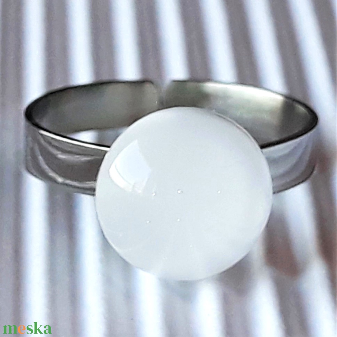 Selymes fehér pötty gyűrű nemesacél alapon , üvegékszer - ékszer - gyűrű - statement gyűrű - Meska.hu