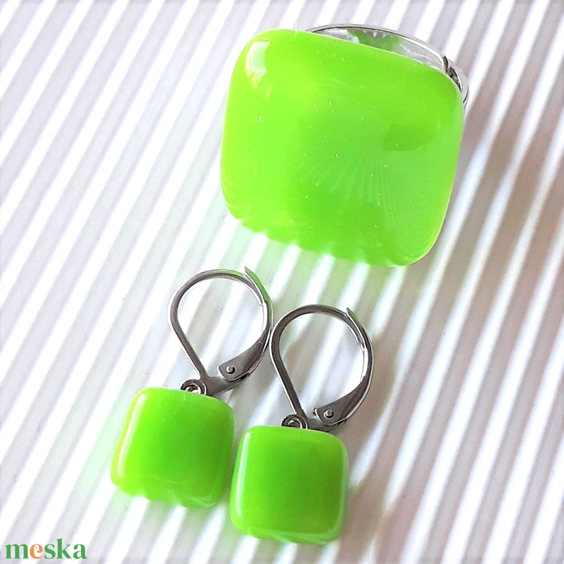 NEMESACÉL - Élénk almazöld üveg gyűrű és franciakapcsos fülbevaló orvosi fém akasztón, üvegékszer szett - ékszer - ékszerszett - Meska.hu
