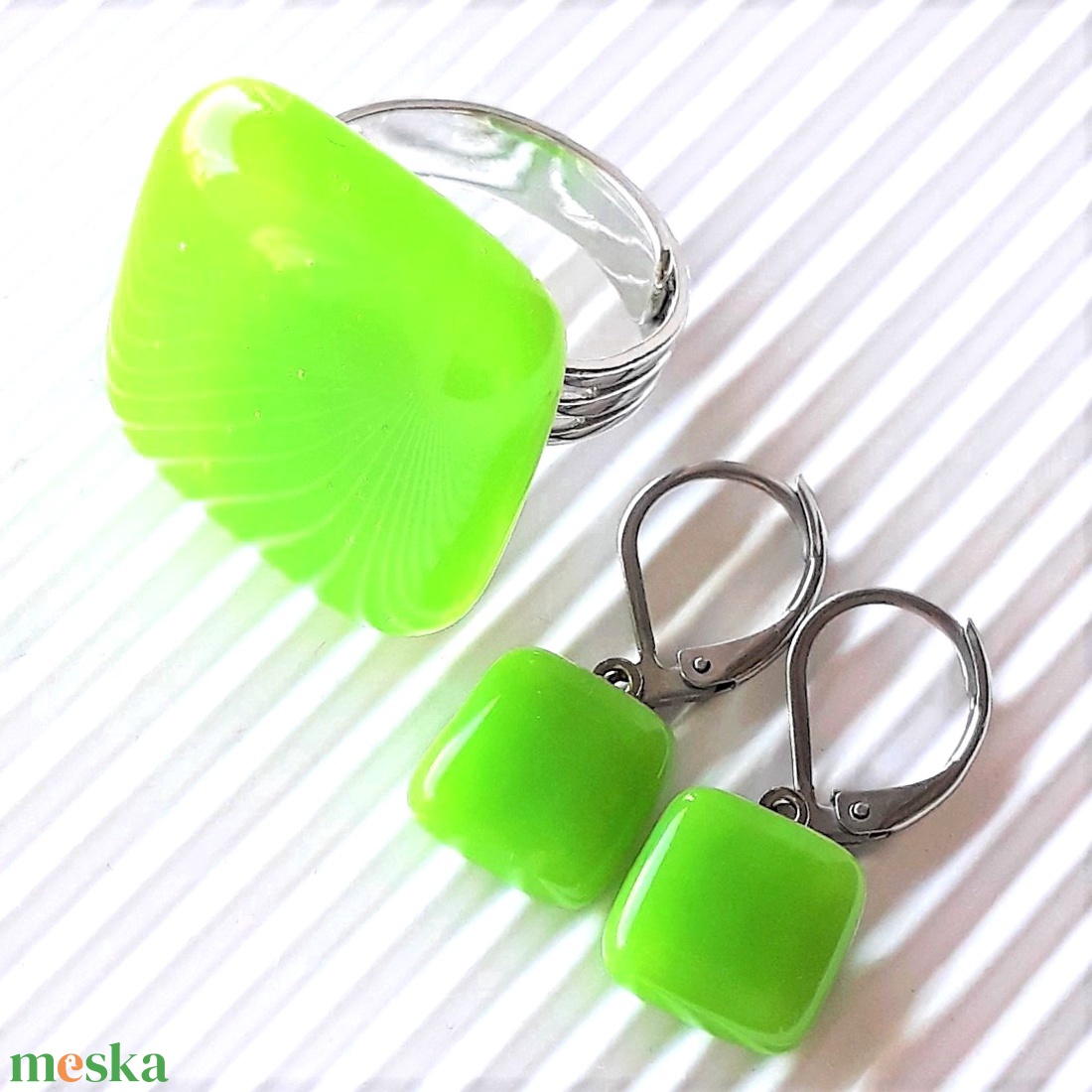 NEMESACÉL - Élénk almazöld üveg gyűrű és franciakapcsos fülbevaló orvosi fém akasztón, üvegékszer szett - ékszer - ékszerszett - Meska.hu