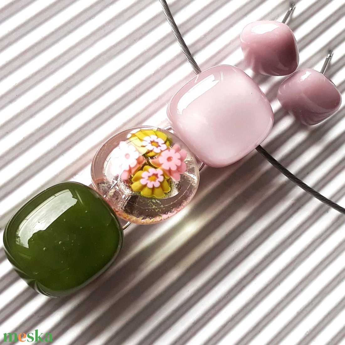 Romantikus vintage virág-gyöngysor üveg medál + sápadt rózsaszín fülbevaló orvosi fém bedugón, millefiori, üvegékszer - ékszer - ékszerszett - Meska.hu