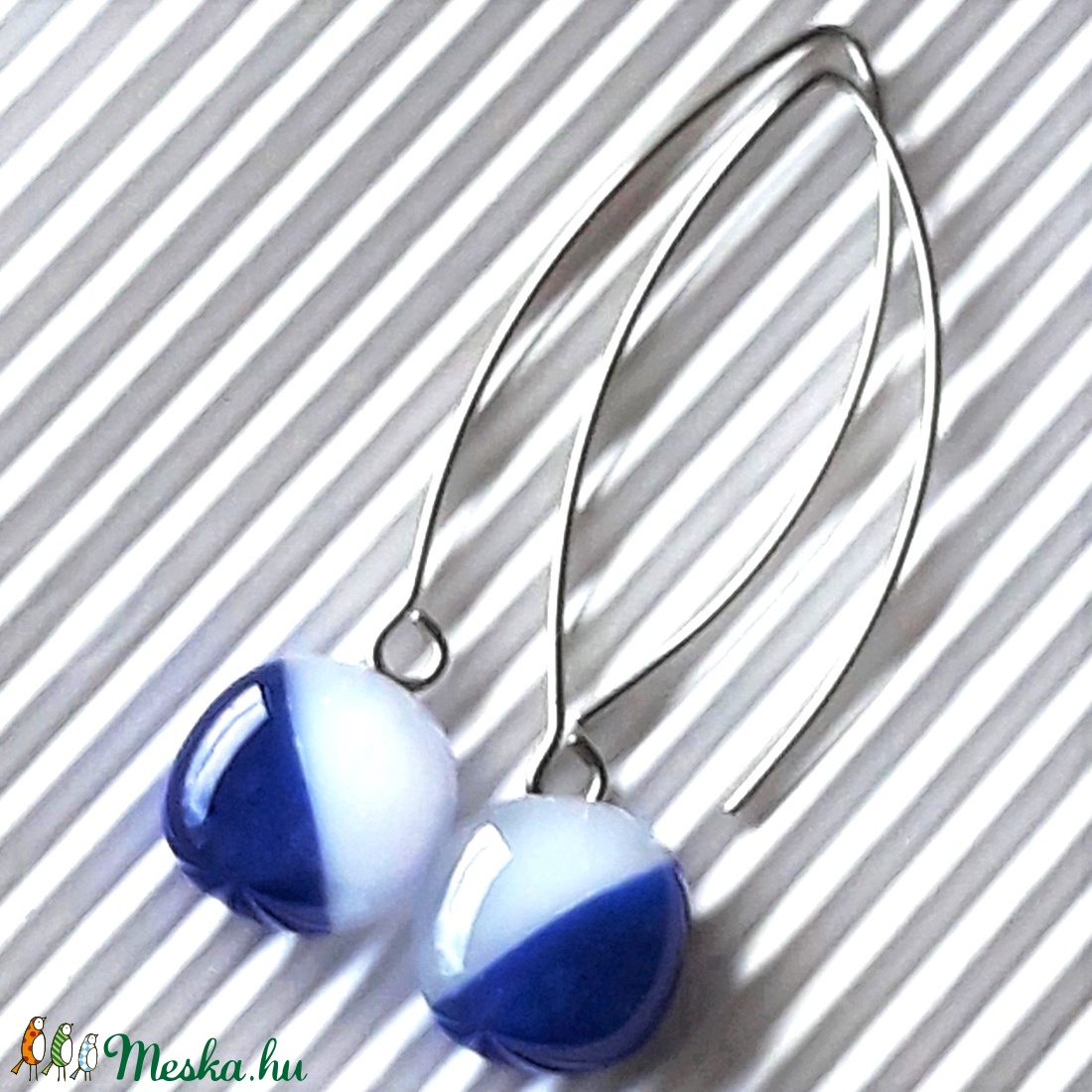 Tengerész kék-fehér lógós kocka üveg fülbevaló hosszú, trendi, design orvosi fém akasztón, üvegékszer - ékszer - fülbevaló - lógó fülbevaló - Meska.hu