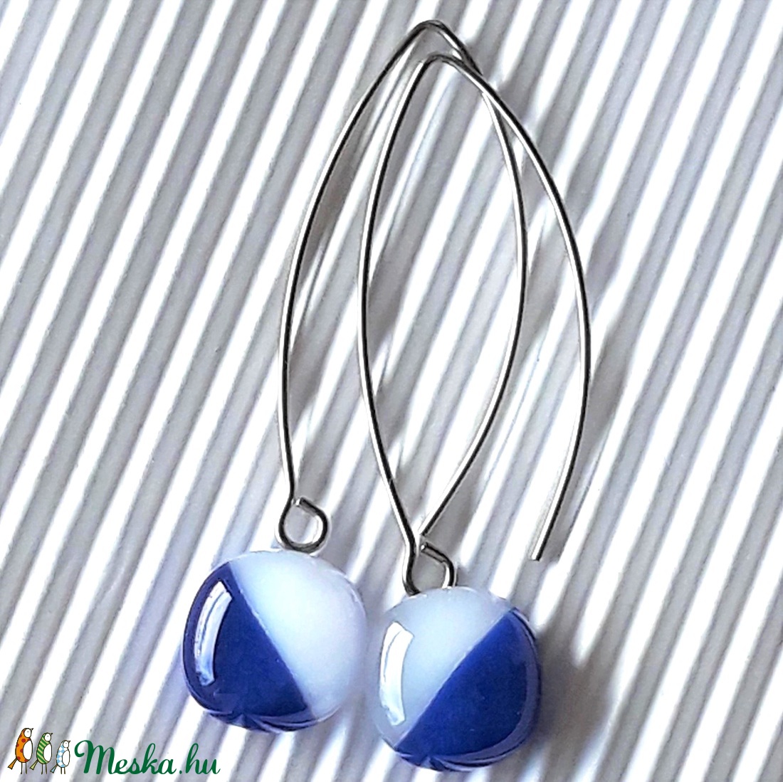 Tengerész kék-fehér lógós kocka üveg fülbevaló hosszú, trendi, design orvosi fém akasztón, üvegékszer - ékszer - fülbevaló - lógó fülbevaló - Meska.hu