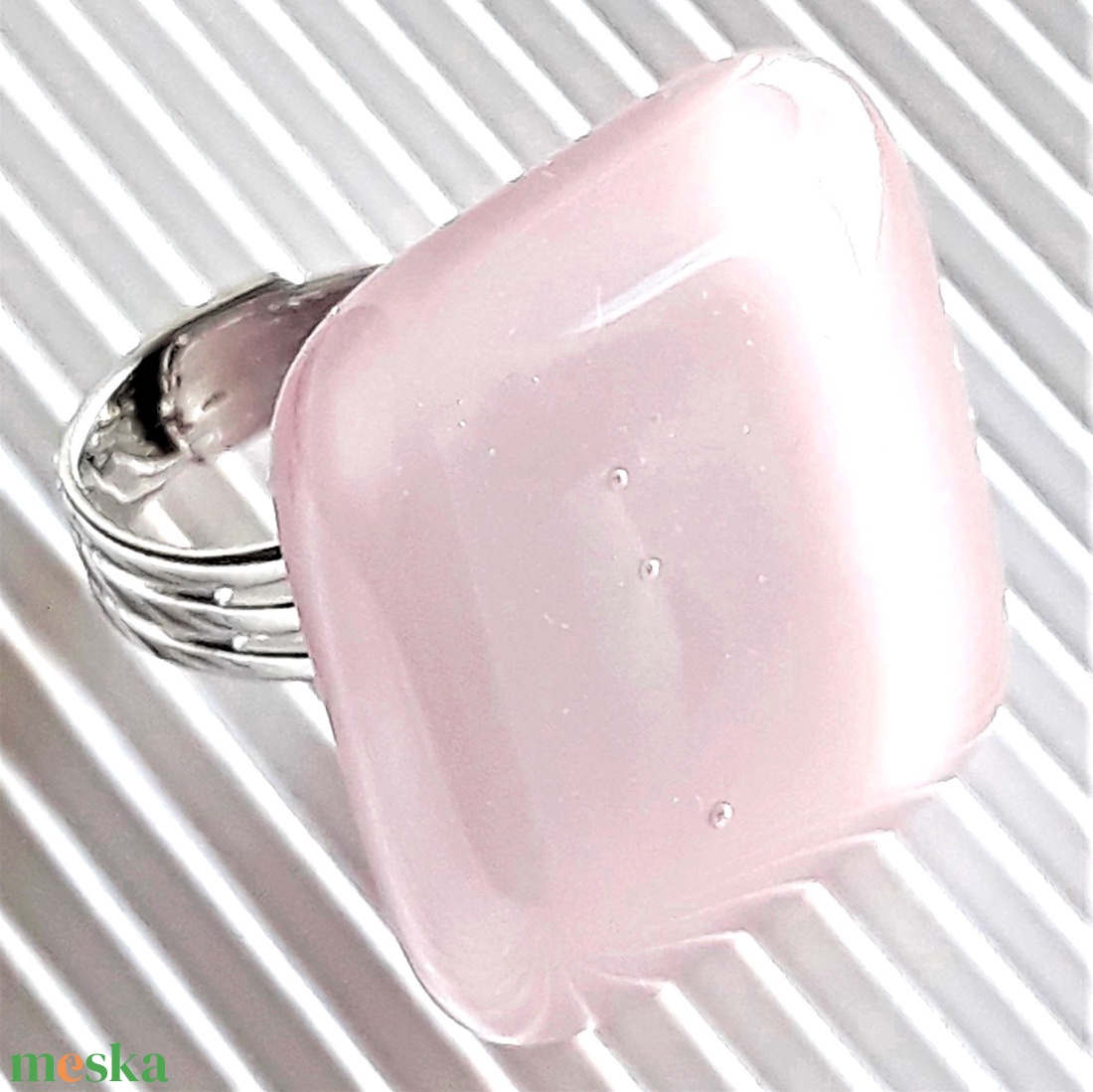 Sápadt rózsaszín üveg maxi gyűrű, üvegékszer - ékszer - gyűrű - statement gyűrű - Meska.hu