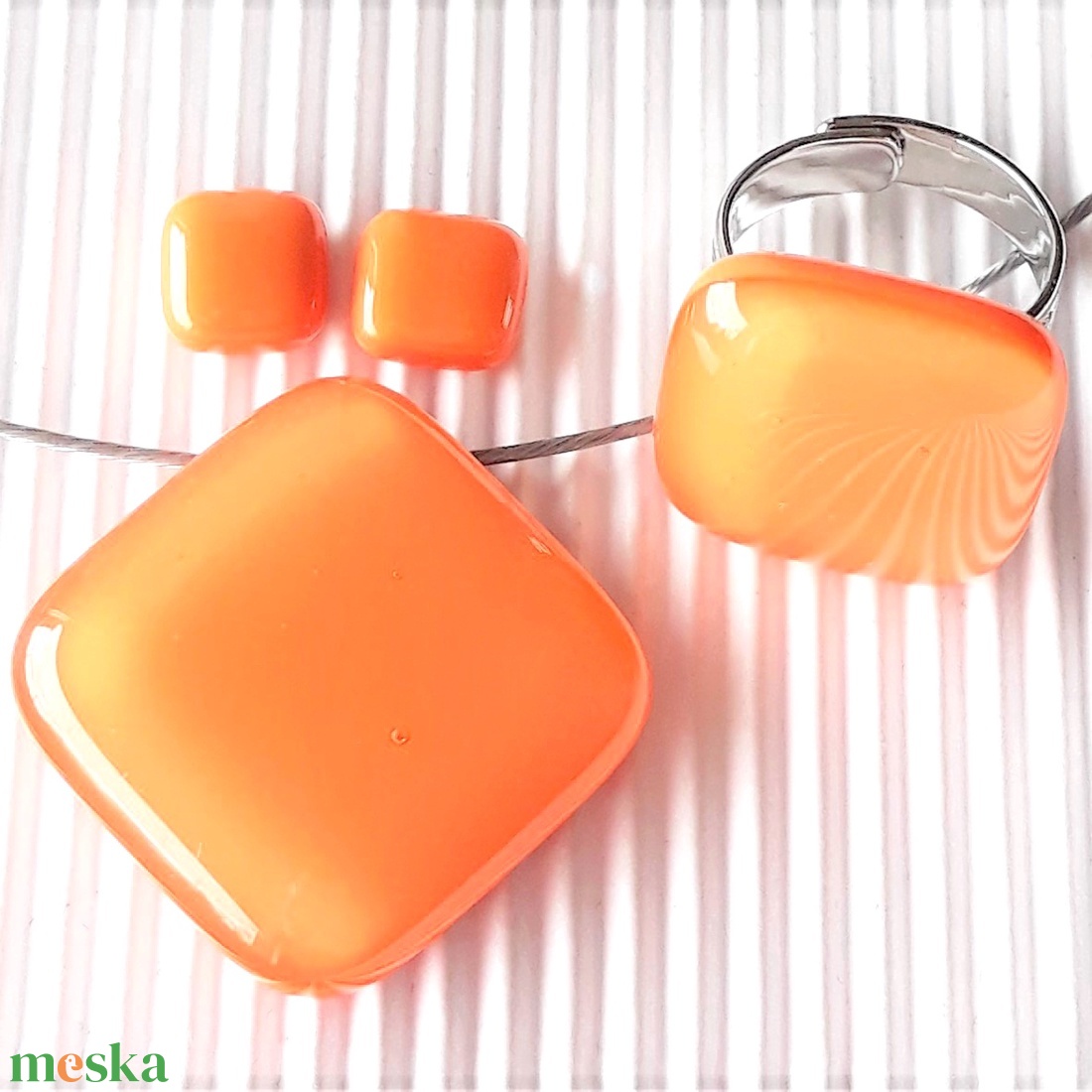 Selymes mandarin kocka üveg medál, gyűrű és fülbevaló orvosi fém bedugón, üvegékszer szett - ékszer - ékszerszett - Meska.hu Selymes mandarin kocka üveg medál, gyűrű és fülbevaló orvosi fém bedugón, üvegékszer szett - ékszer - ékszerszett - Meska.hu
