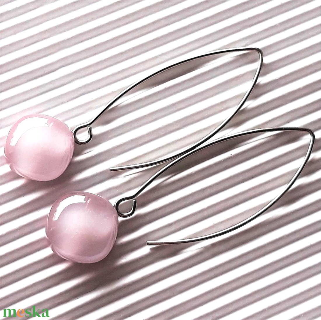 Sápadt rózsaszín üveg rombusz fülbevaló ORVOSI FÉM design akasztón, minimal üvegékszer - ékszer - fülbevaló - lógó fülbevaló - Meska.hu