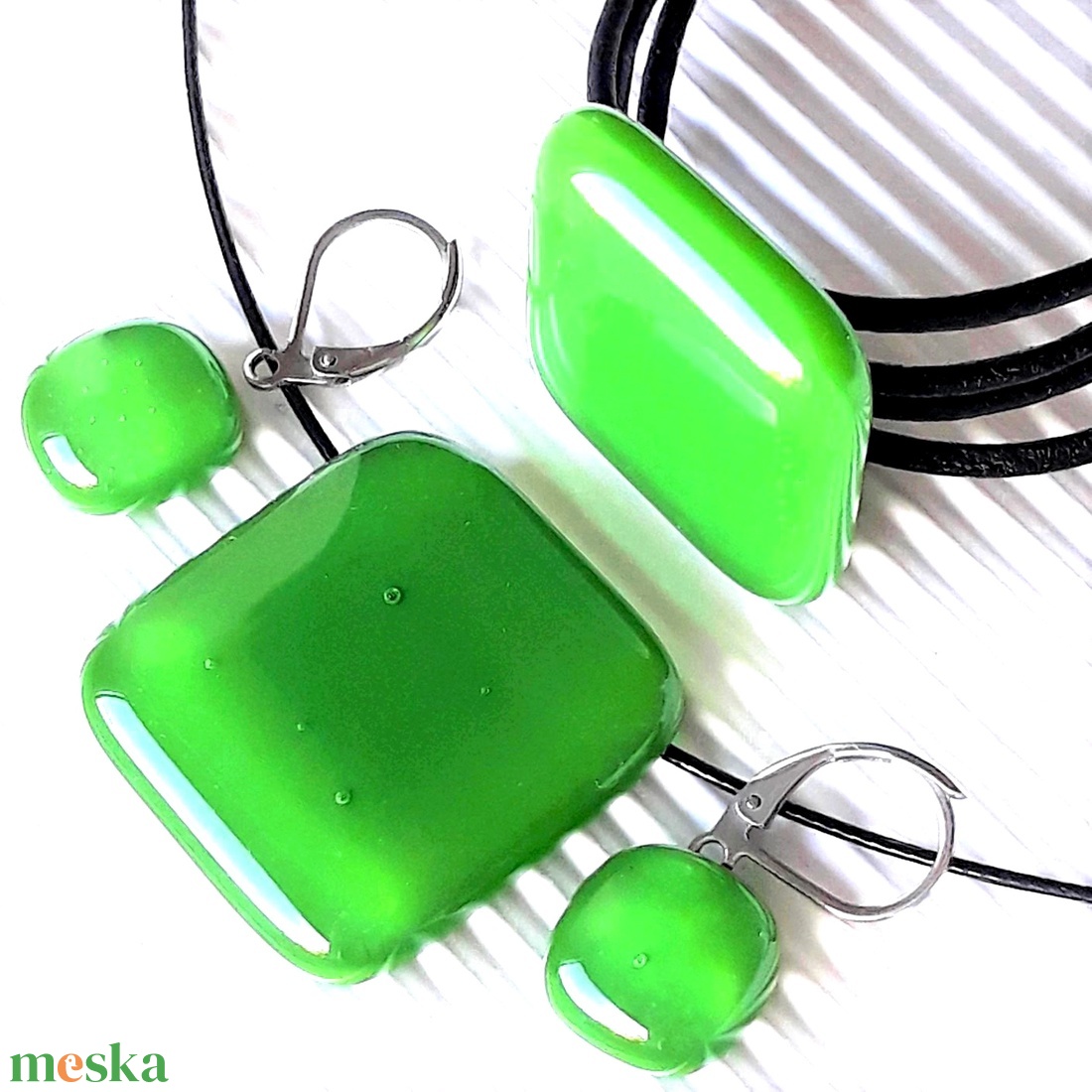 Fűzöld kocka üveg medál és franciakapcsos fülbevaló, NEMESACÉL, minimal design, üvegékszer szett - ékszer - ékszerszett - Meska.hu Fűzöld kocka üveg medál és franciakapcsos fülbevaló, NEMESACÉL, minimal design, üvegékszer szett - ékszer - ékszerszett - Meska.hu