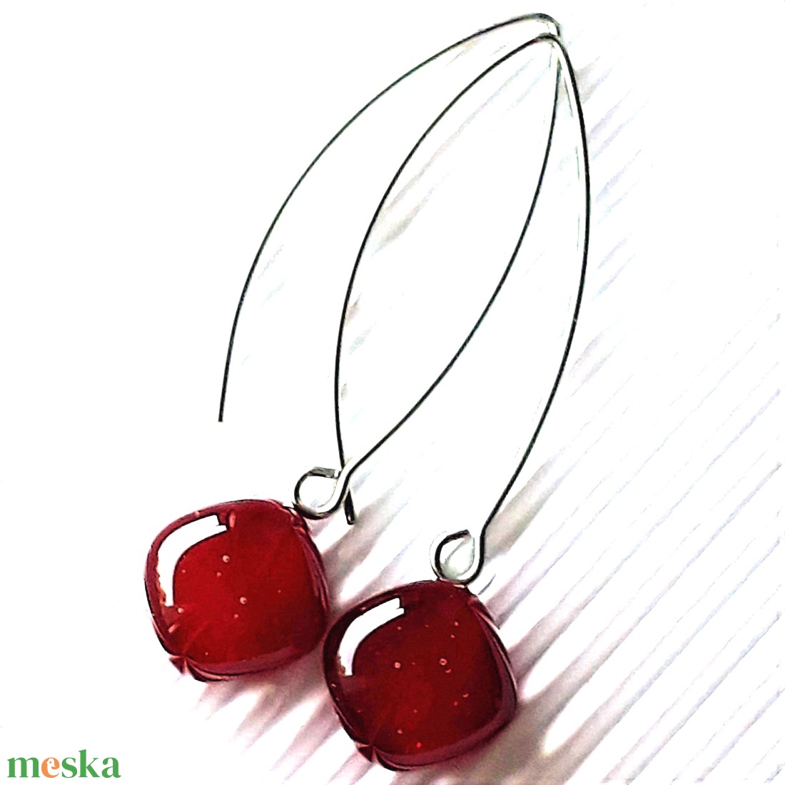 NEMESACÉL - Meggybordó üveg kocka fülbevaló hosszú, design, akasztón, üvegékszer - ékszer - fülbevaló - lógó fülbevaló - Meska.hu