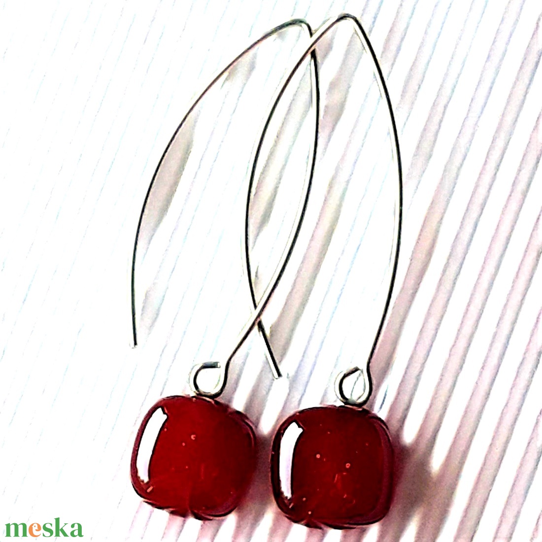 NEMESACÉL - Meggybordó üveg kocka fülbevaló hosszú, design, akasztón, üvegékszer - ékszer - fülbevaló - lógó fülbevaló - Meska.hu