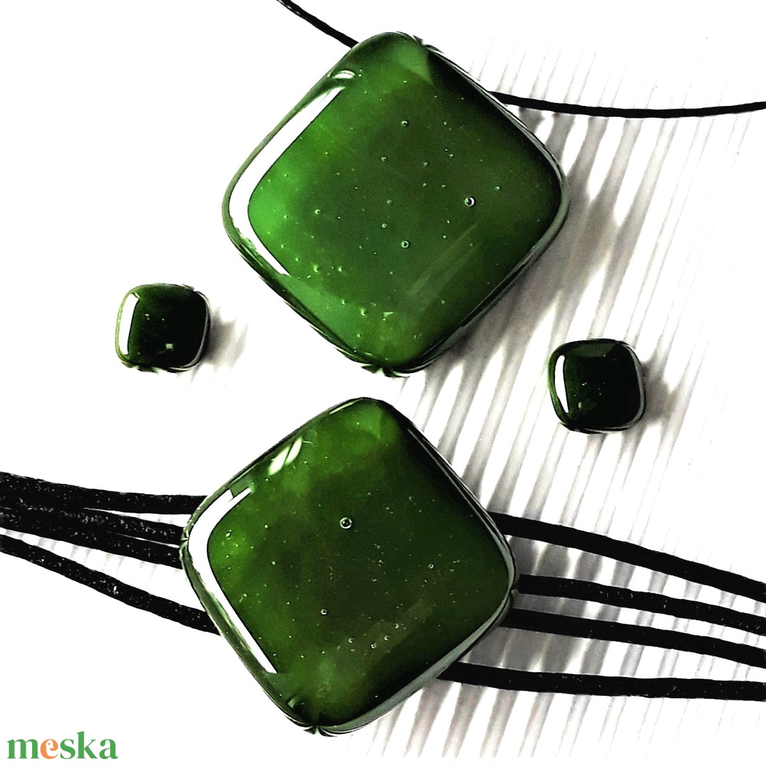 NEMESACÉL - Sötét mohazöld üveg kocka medál, karkötő és bedugós fülbevaló, üvegékszer szett - ékszer - ékszerszett - Meska.hu