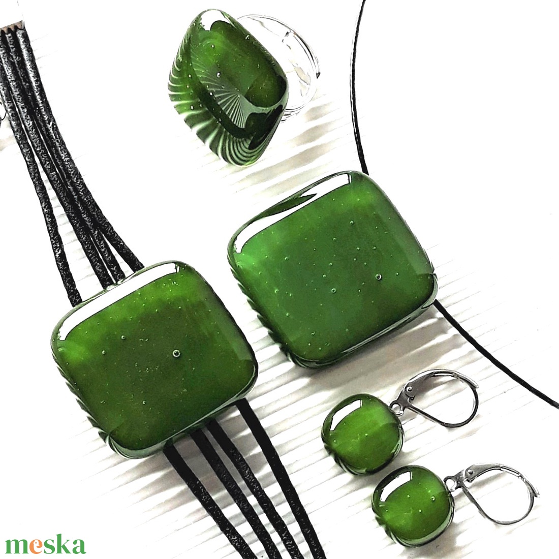 NEMESACÉL - Sötét mohazöld üveg kocka medál, karkötő és bedugós fülbevaló, üvegékszer szett - ékszer - ékszerszett - Meska.hu