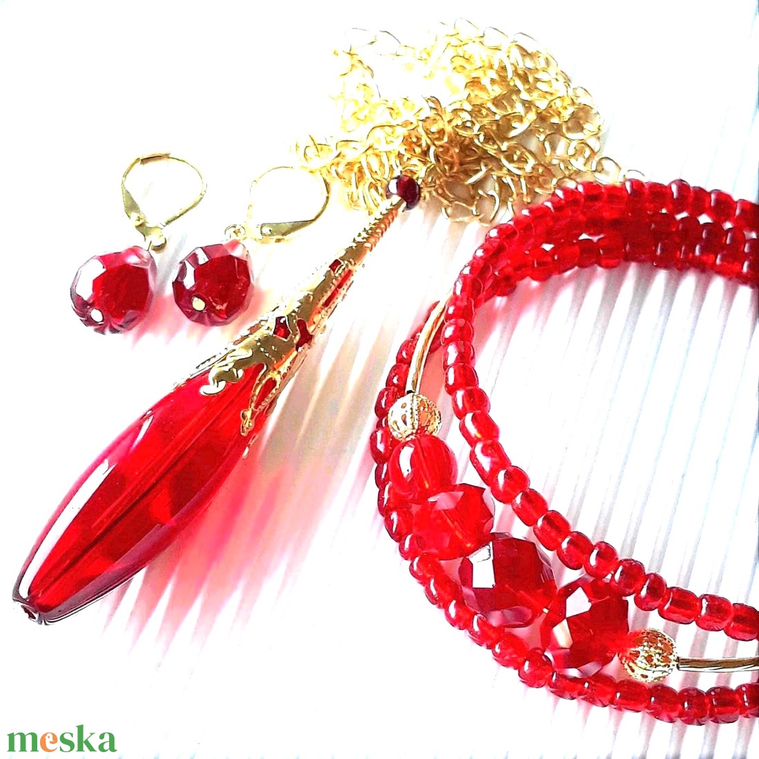 AKCIÓS! - Arany csipkés rubin gyöngy-csepp medál, karkötő és franciakapcsos fülbevaló, üveggyöngy ékszerszett - ékszer - ékszerszett - Meska.hu