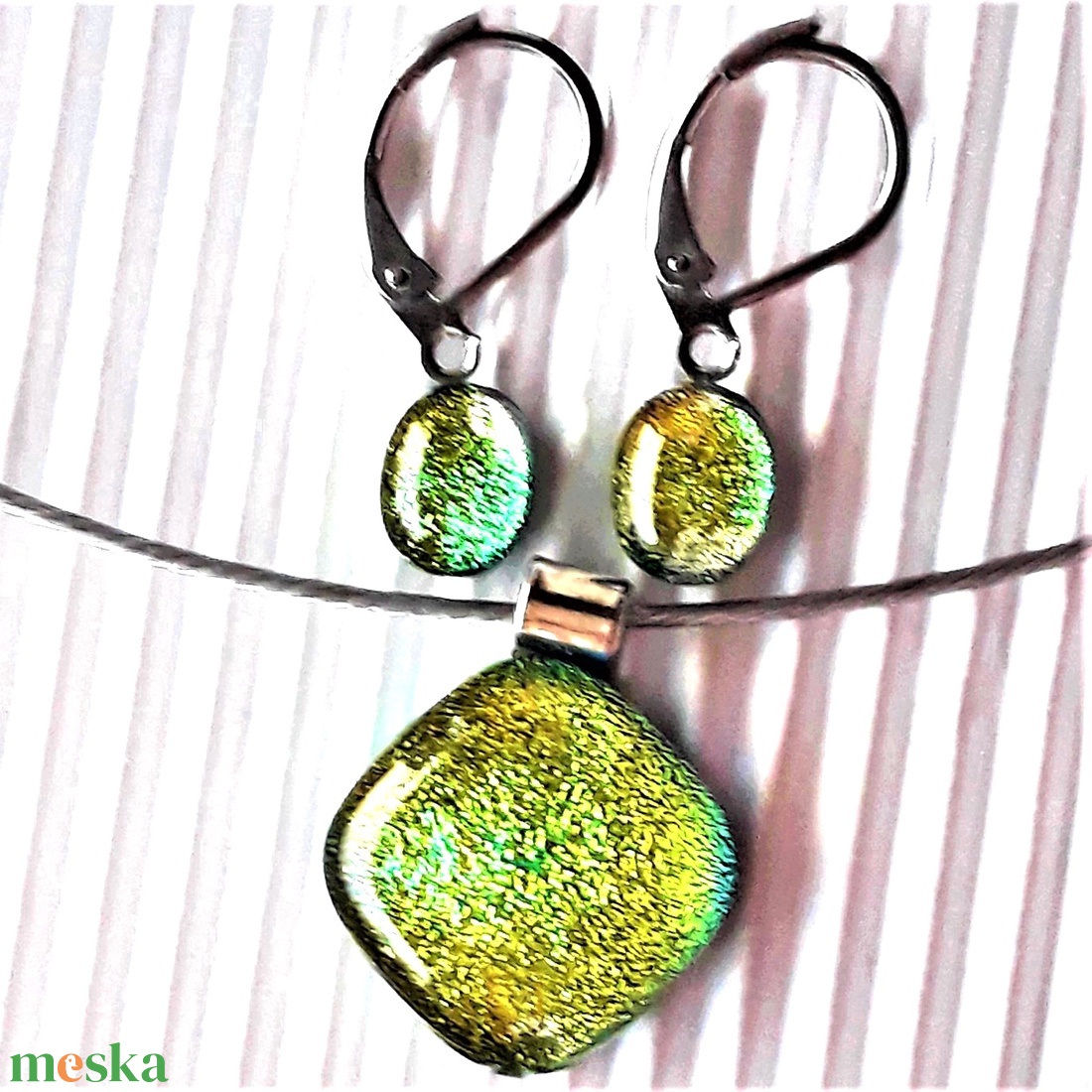 Arany-zöld ragyogás dichroic üveg medál és fülbevaló, NEMESACÉL/ORVOSI FÉM, üvegékszer szett - ékszer - ékszerszett - Meska.hu Arany-zöld ragyogás dichroic üveg medál és fülbevaló, NEMESACÉL/ORVOSI FÉM, üvegékszer szett - ékszer - ékszerszett - Meska.hu