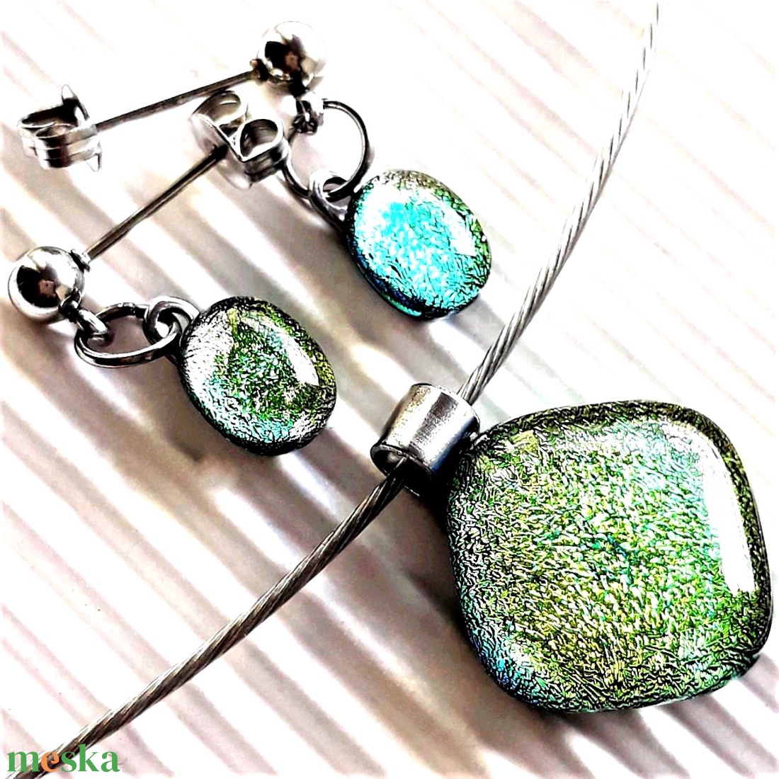 Arany-zöld ragyogás dichroic üveg medál és fülbevaló, NEMESACÉL/ORVOSI FÉM, üvegékszer szett - ékszer - ékszerszett - Meska.hu Arany-zöld ragyogás dichroic üveg medál és fülbevaló, NEMESACÉL/ORVOSI FÉM, üvegékszer szett - ékszer - ékszerszett - Meska.hu