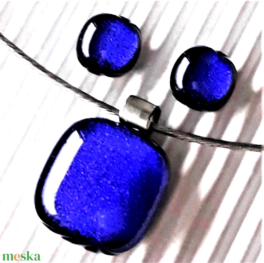 Királykék ragyogás dichroic üveg medál és fülbevaló, NEMESACÉL/ORVOSI FÉM, üvegékszer szett - ékszer - ékszerszett - Meska.hu Királykék ragyogás dichroic üveg medál és fülbevaló, NEMESACÉL/ORVOSI FÉM, üvegékszer szett - ékszer - ékszerszett - Meska.hu