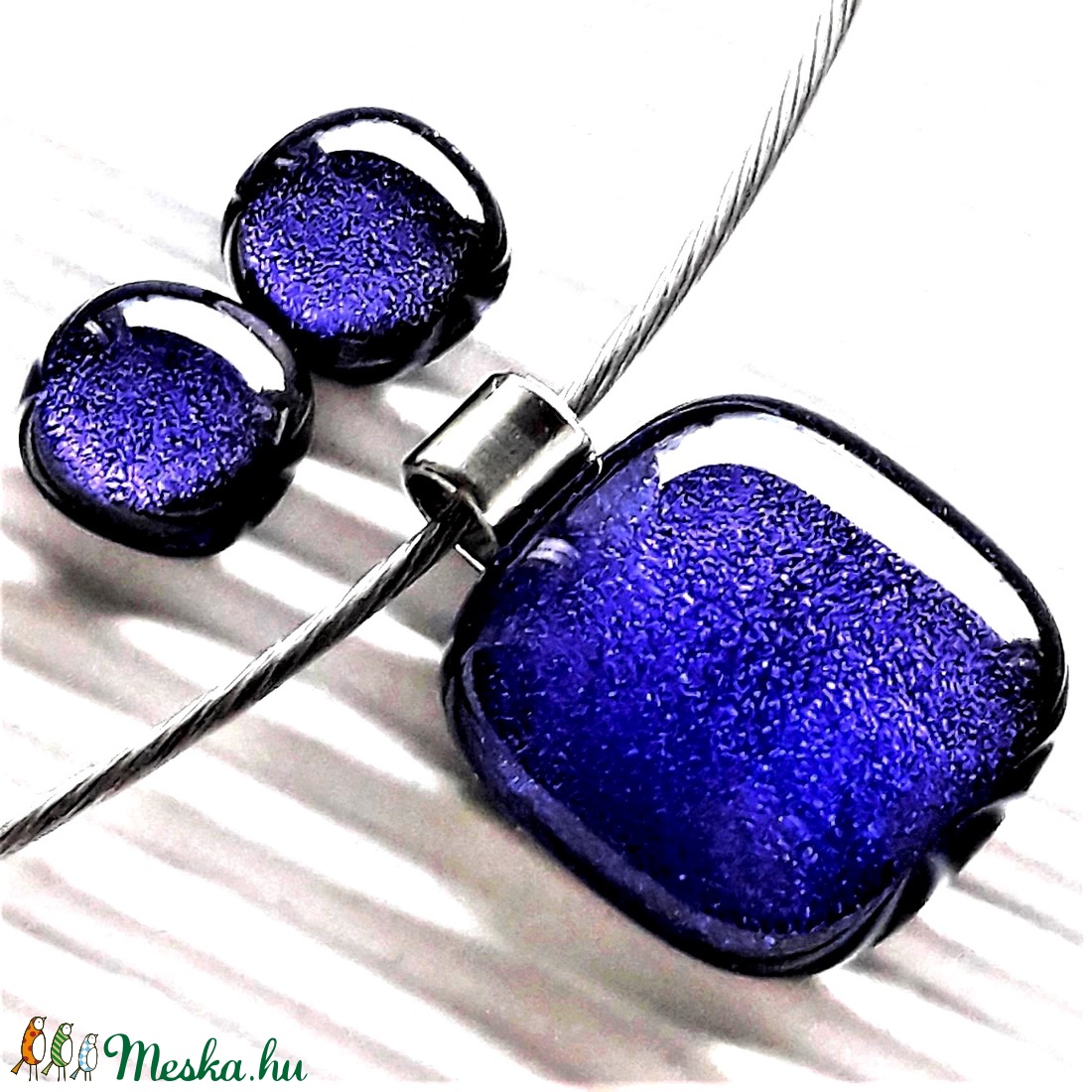 Királykék ragyogás dichroic üveg medál és fülbevaló, NEMESACÉL/ORVOSI FÉM, üvegékszer szett - ékszer - ékszerszett - Meska.hu Királykék ragyogás dichroic üveg medál és fülbevaló, NEMESACÉL/ORVOSI FÉM, üvegékszer szett - ékszer - ékszerszett - Meska.hu
