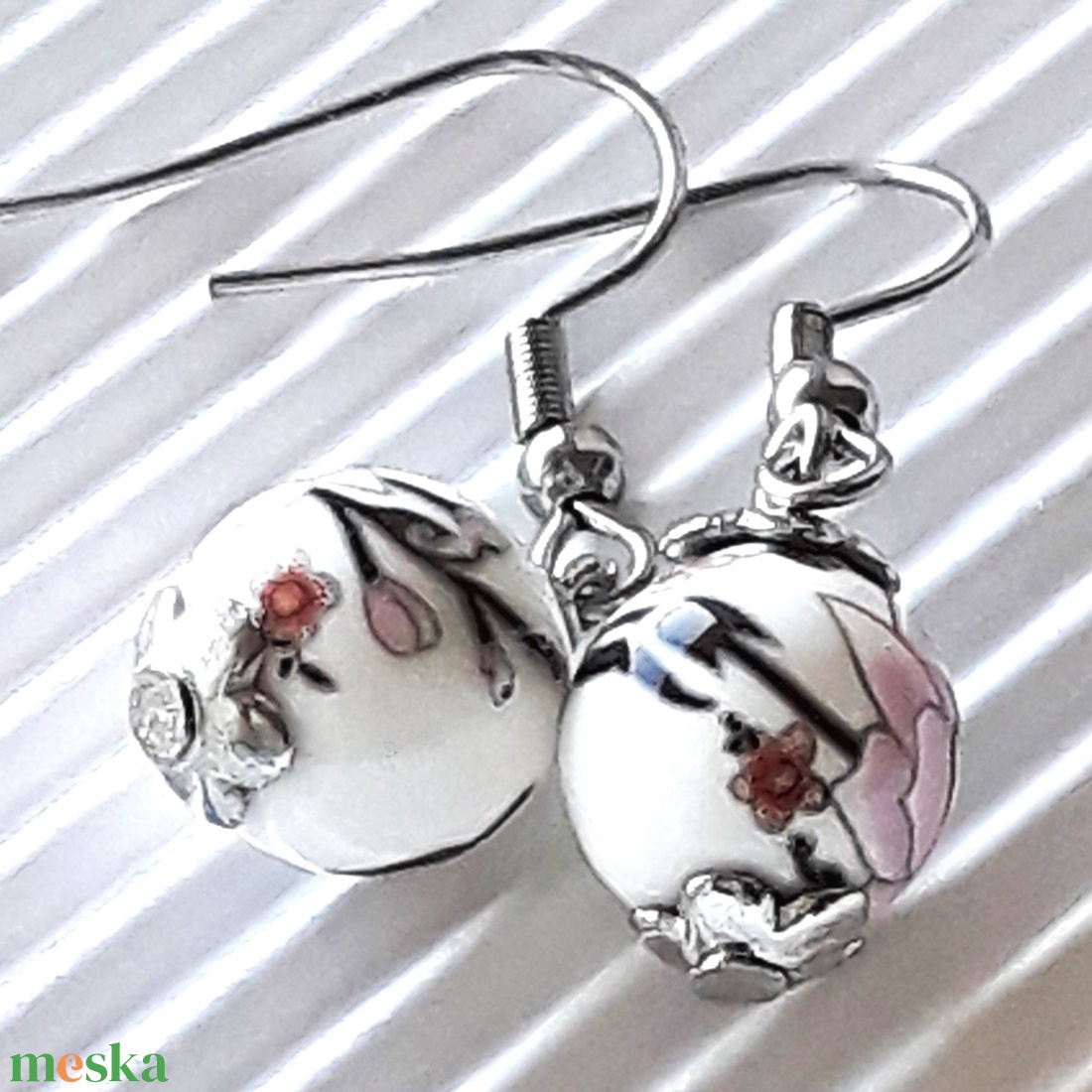 Japán cseresznyevirág porcelán gyöngy fülbevaló franciakapcsos NEMESACÉL akasztón, gyöngyékszer - ékszer - fülbevaló - lógó fülbevaló - Meska.hu