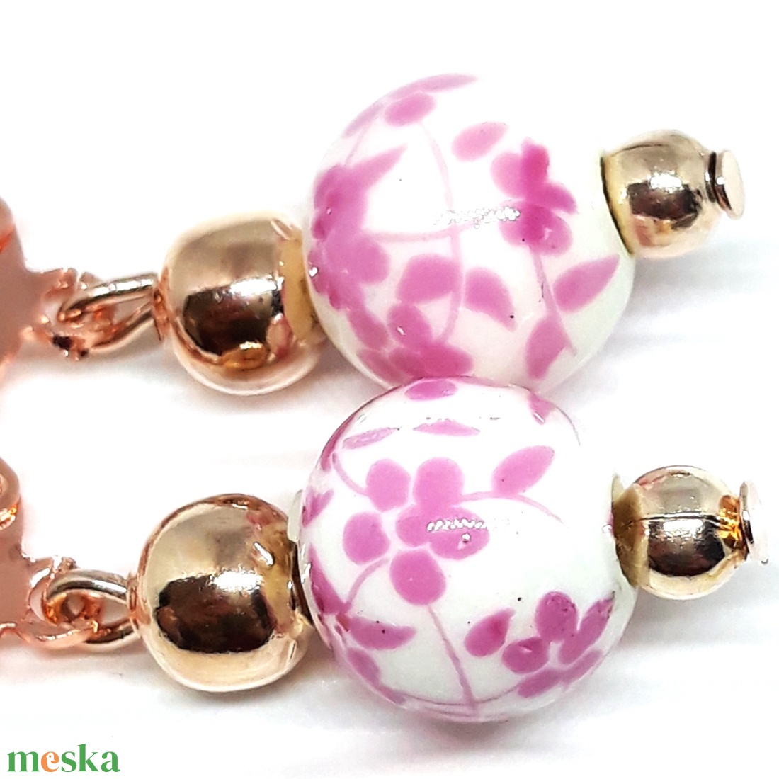 Babarózsa virág rózsa-aranyban porcelán gyöngy fülbevaló NEMESACÉL akasztón, gyöngyékszer - ékszer - fülbevaló - lógó fülbevaló - Meska.hu