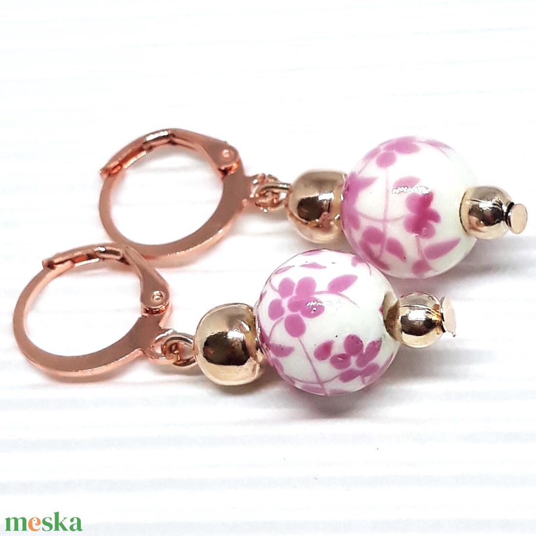 Babarózsa virág rózsa-aranyban porcelán gyöngy fülbevaló NEMESACÉL akasztón, gyöngyékszer - ékszer - fülbevaló - lógó fülbevaló - Meska.hu