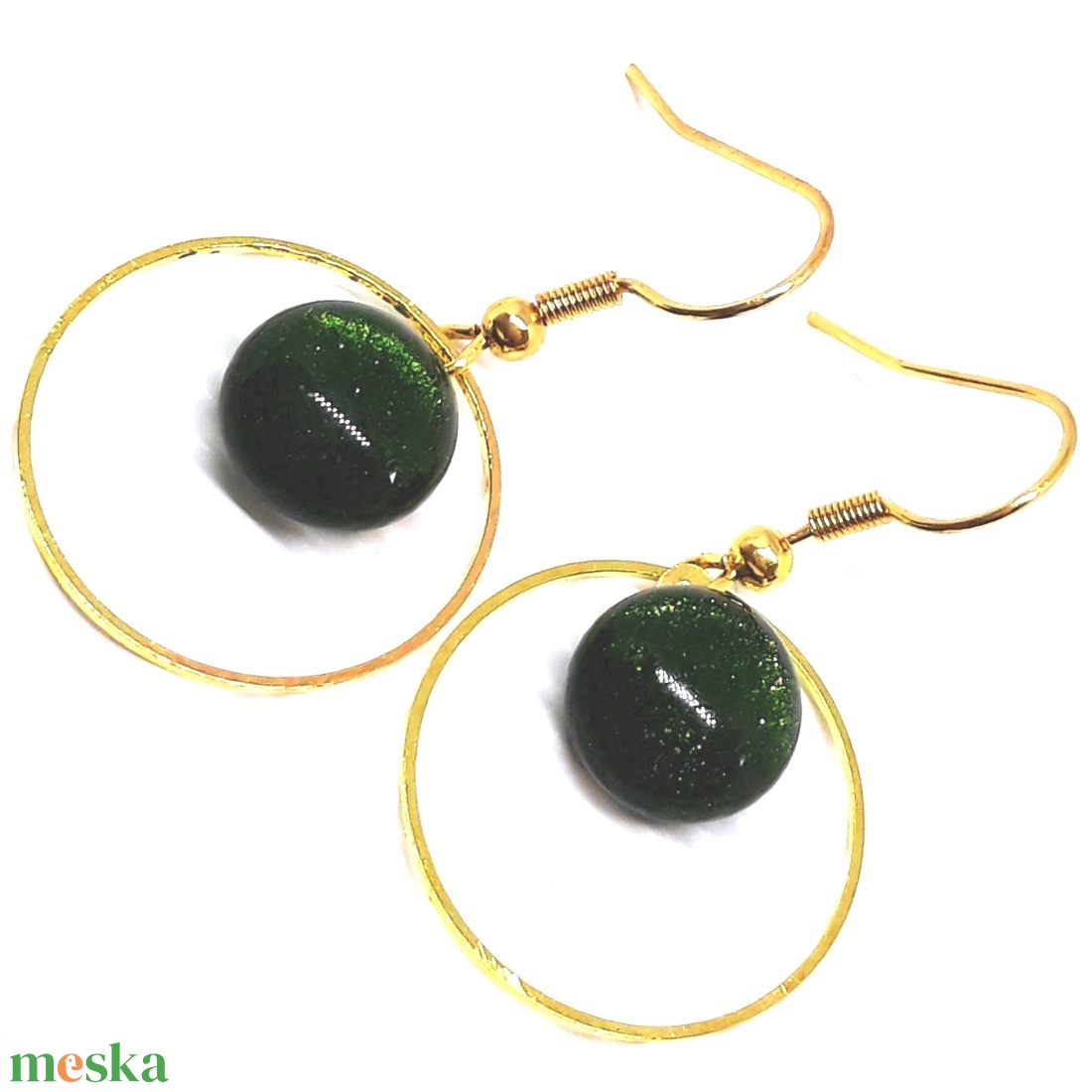 NEMESACÉL - Szikrázó aranycsillámos mohaszőnyeg aranykörben pötty lógós üveg fülbevaló, arany színű akasztón - ékszer - fülbevaló - lógós kerek fülbevaló - Meska.hu