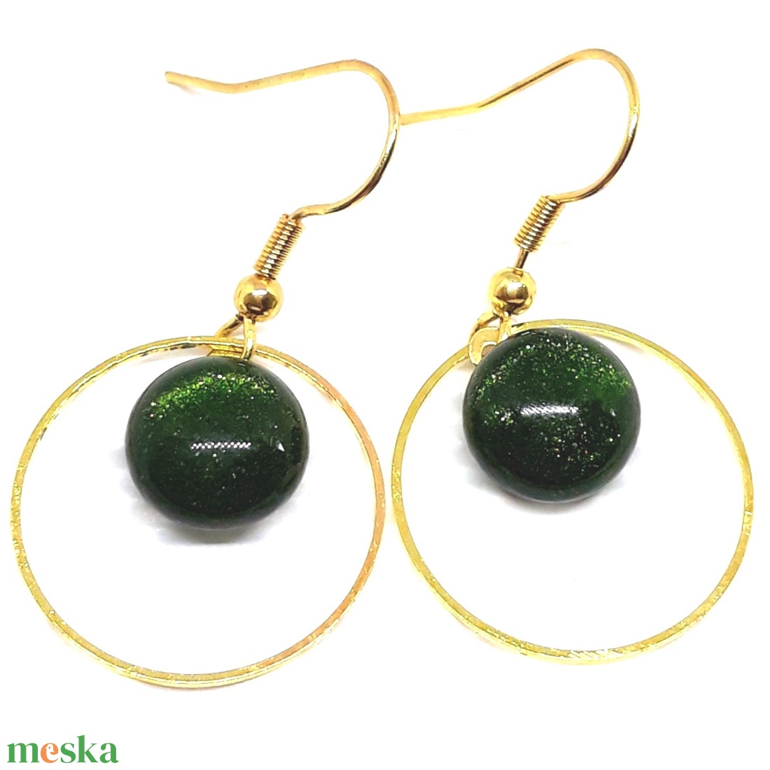 NEMESACÉL - Szikrázó aranycsillámos mohaszőnyeg aranykörben pötty lógós üveg fülbevaló, arany színű akasztón - ékszer - fülbevaló - lógós kerek fülbevaló - Meska.hu