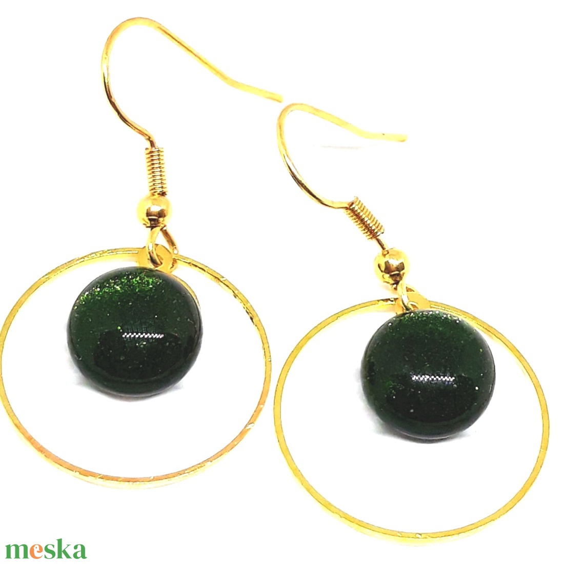 NEMESACÉL - Szikrázó aranycsillámos mohaszőnyeg aranykörben pötty lógós üveg fülbevaló, arany színű akasztón - ékszer - fülbevaló - lógós kerek fülbevaló - Meska.hu