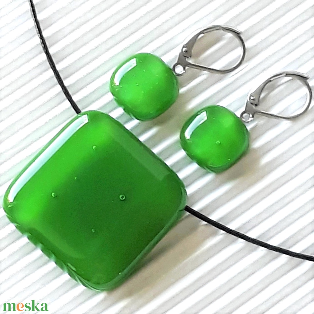 Fűzöld kocka üveg medál és franciakapcsos fülbevaló, NEMESACÉL, minimal design, üvegékszer szett - ékszer - ékszerszett - Meska.hu Fűzöld kocka üveg medál és franciakapcsos fülbevaló, NEMESACÉL, minimal design, üvegékszer szett - ékszer - ékszerszett - Meska.hu