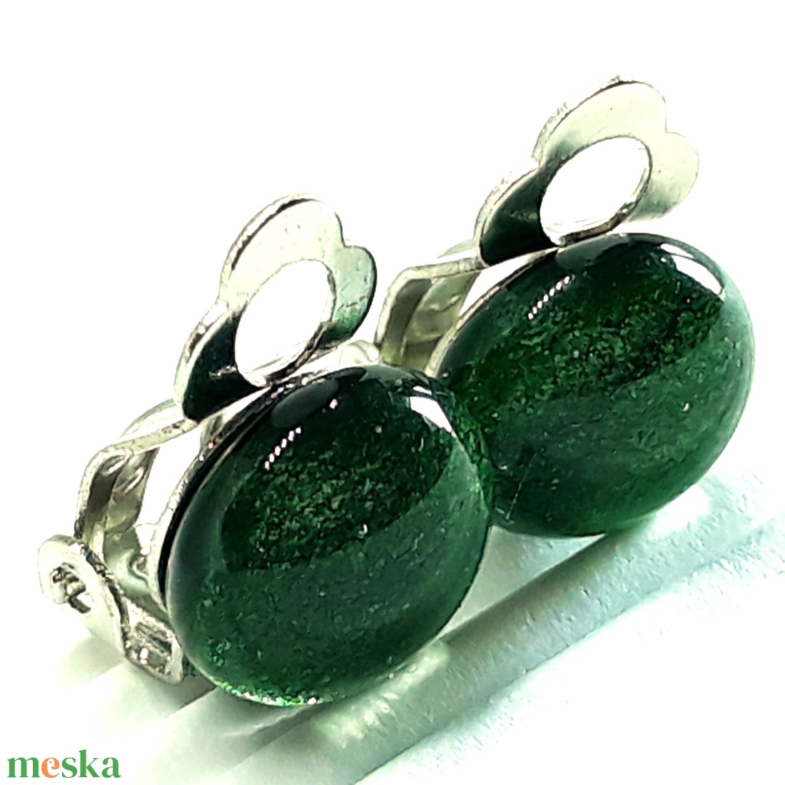 Szikrázó ezüstfenyő sötétzöld klipsz üveg fülbevaló, NEMESACÉL szilikon párnával, üvegékszer - ékszer - fülbevaló - klipsz - Meska.hu