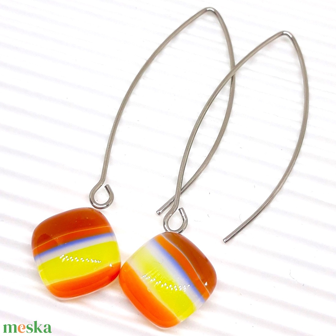 NEMESACÉL - Cirmos sárga színterápia kocka üveg fülbevaló design akasztón, üvegékszer - ékszer - fülbevaló - lógó fülbevaló - Meska.hu