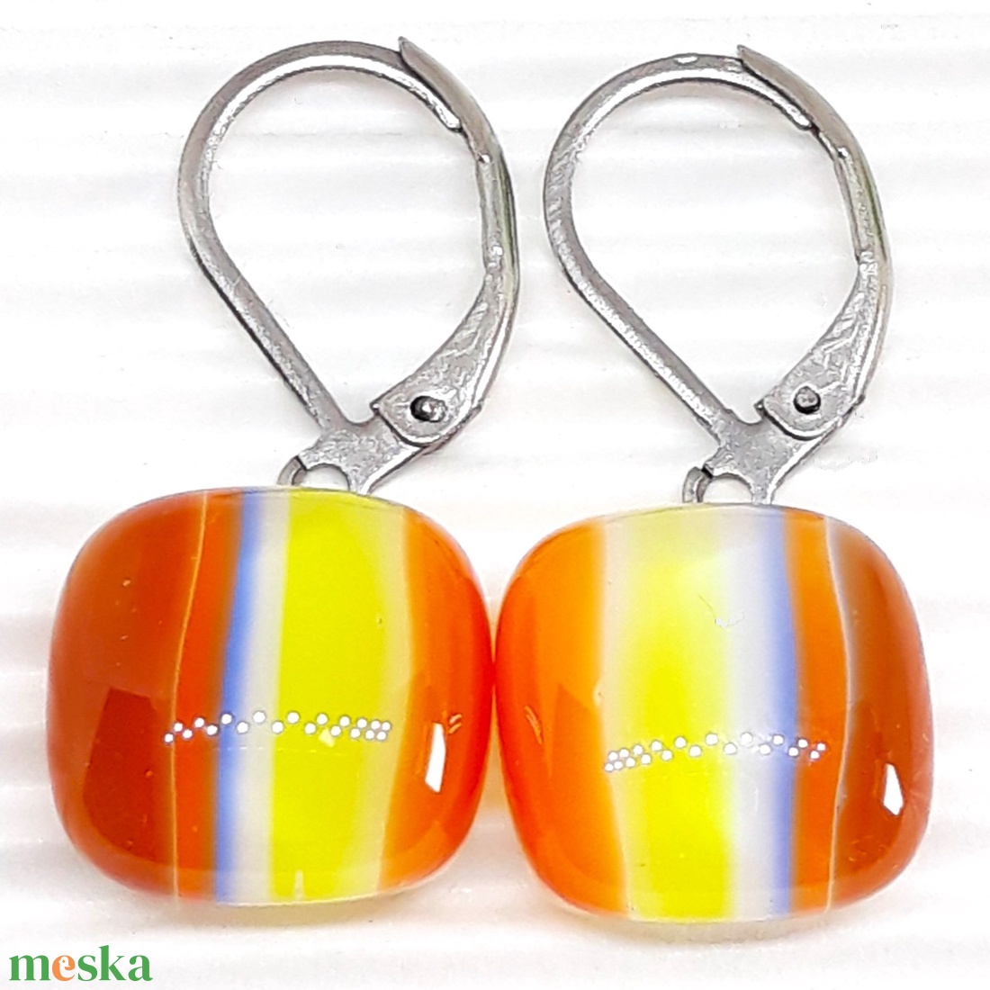 NEMESACÉL - Cirmos sárga színterápia kocka üveg fülbevaló design akasztón, üvegékszer - ékszer - fülbevaló - lógó fülbevaló - Meska.hu
