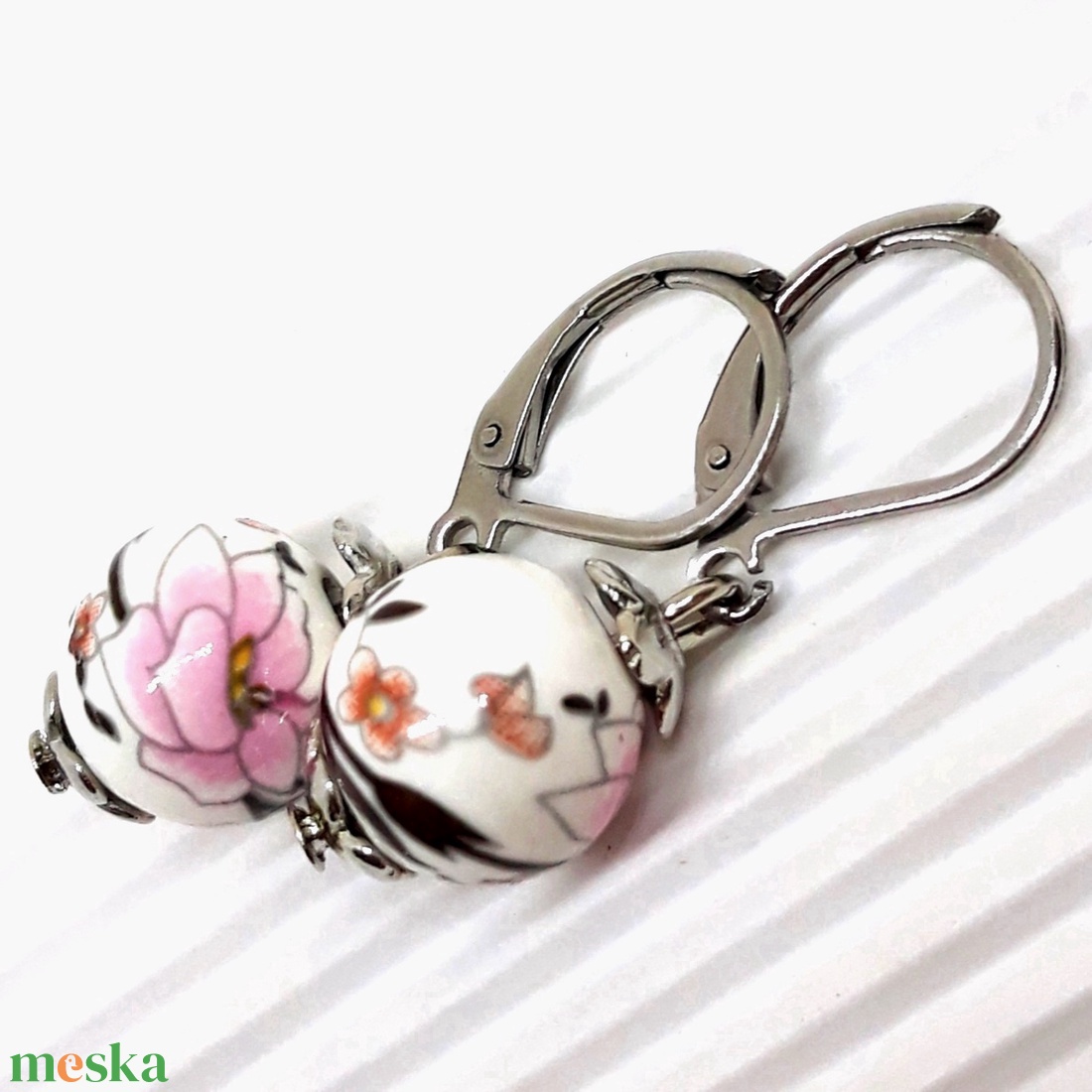 Japán cseresznyevirág porcelán gyöngy fülbevaló franciakapcsos NEMESACÉL akasztón, gyöngyékszer - ékszer - fülbevaló - lógó fülbevaló - Meska.hu