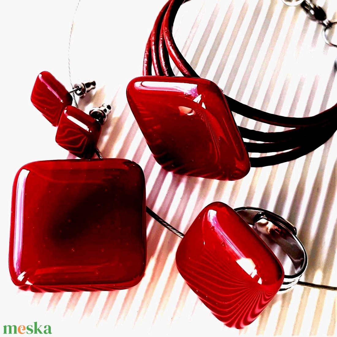 Meggybordó rombusz üveg medál, gyűrű, karkötő és bedugós fülbevaló, NEMESACÉL/ORVOSI FÉM, üvegékszer szett - ékszer - ékszerszett - Meska.hu