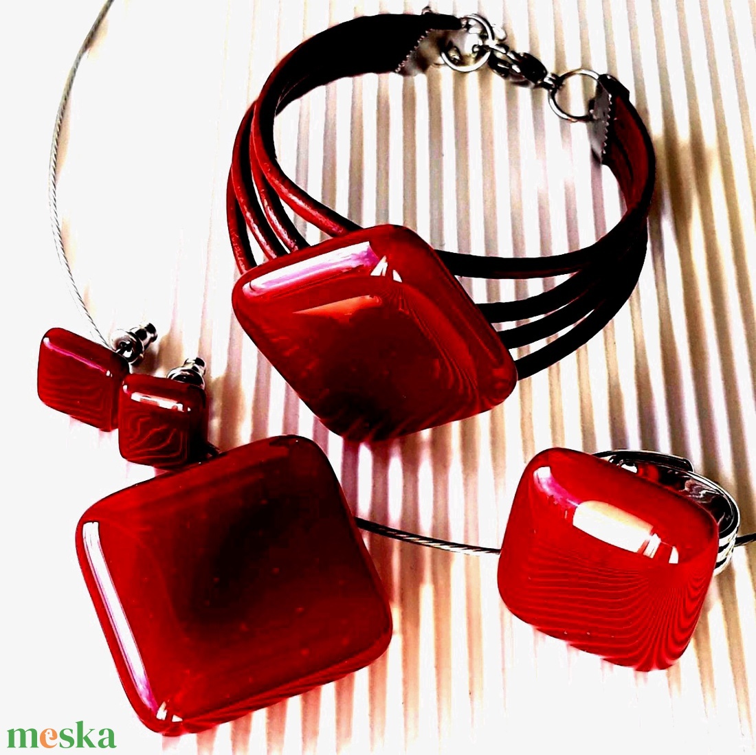 Meggybordó rombusz üveg medál, gyűrű, karkötő és bedugós fülbevaló, NEMESACÉL/ORVOSI FÉM, üvegékszer szett - ékszer - ékszerszett - Meska.hu