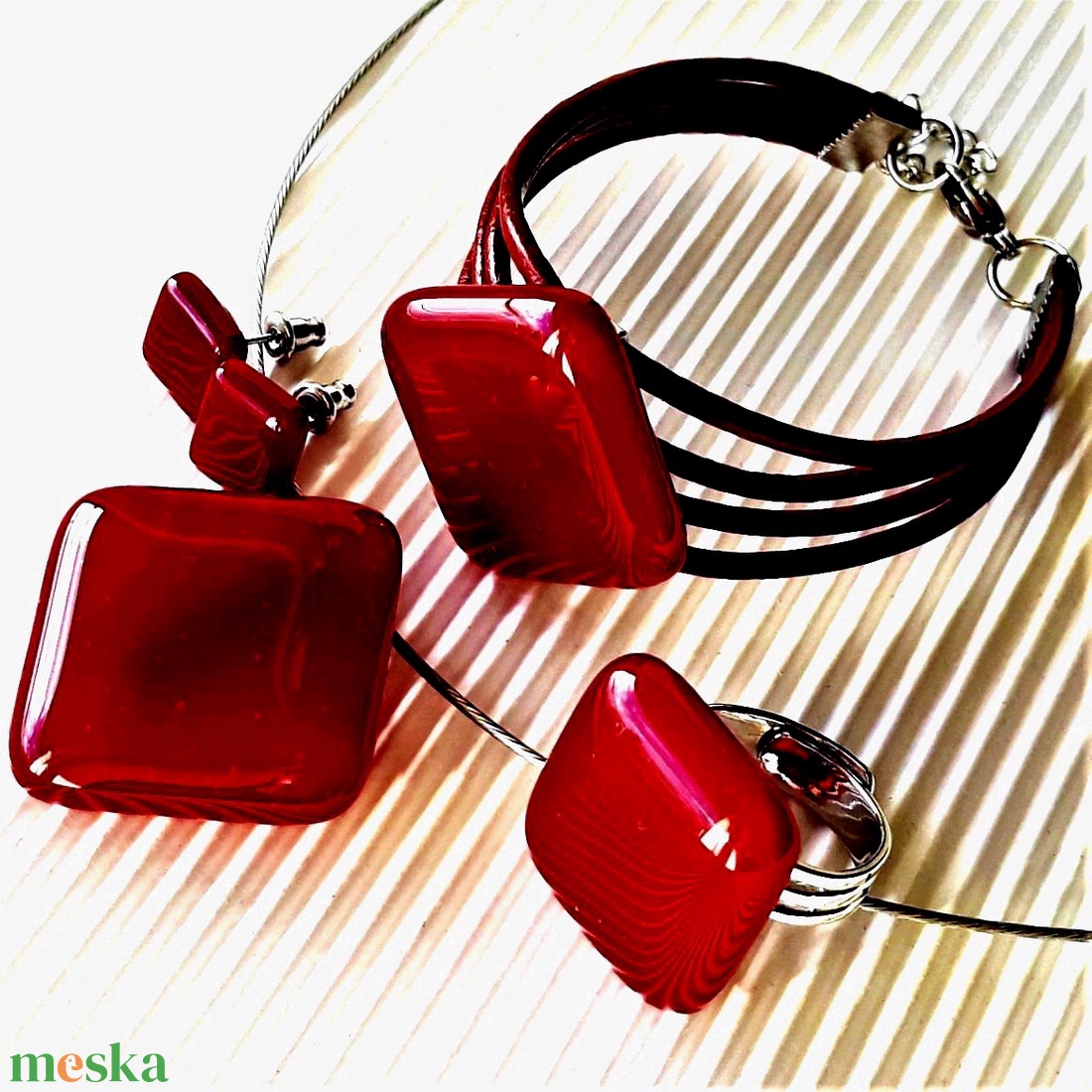 Meggybordó rombusz üveg medál, gyűrű, karkötő és bedugós fülbevaló, NEMESACÉL/ORVOSI FÉM, üvegékszer szett - ékszer - ékszerszett - Meska.hu