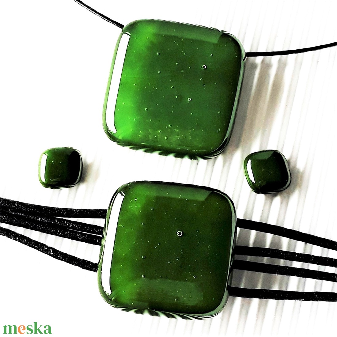 NEMESACÉL - Sötét mohazöld üveg kocka medál, karkötő és bedugós fülbevaló, üvegékszer szett - ékszer - ékszerszett - Meska.hu